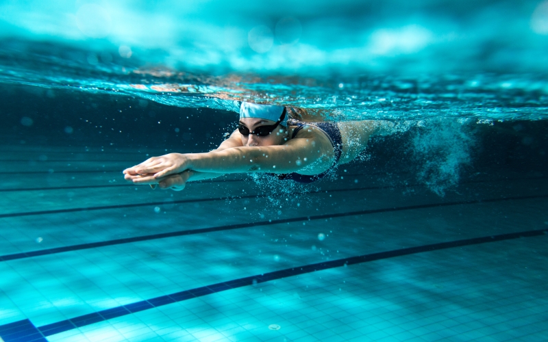 Beneficiile extraordinare pe care înotul le are pentru sănătatea ta