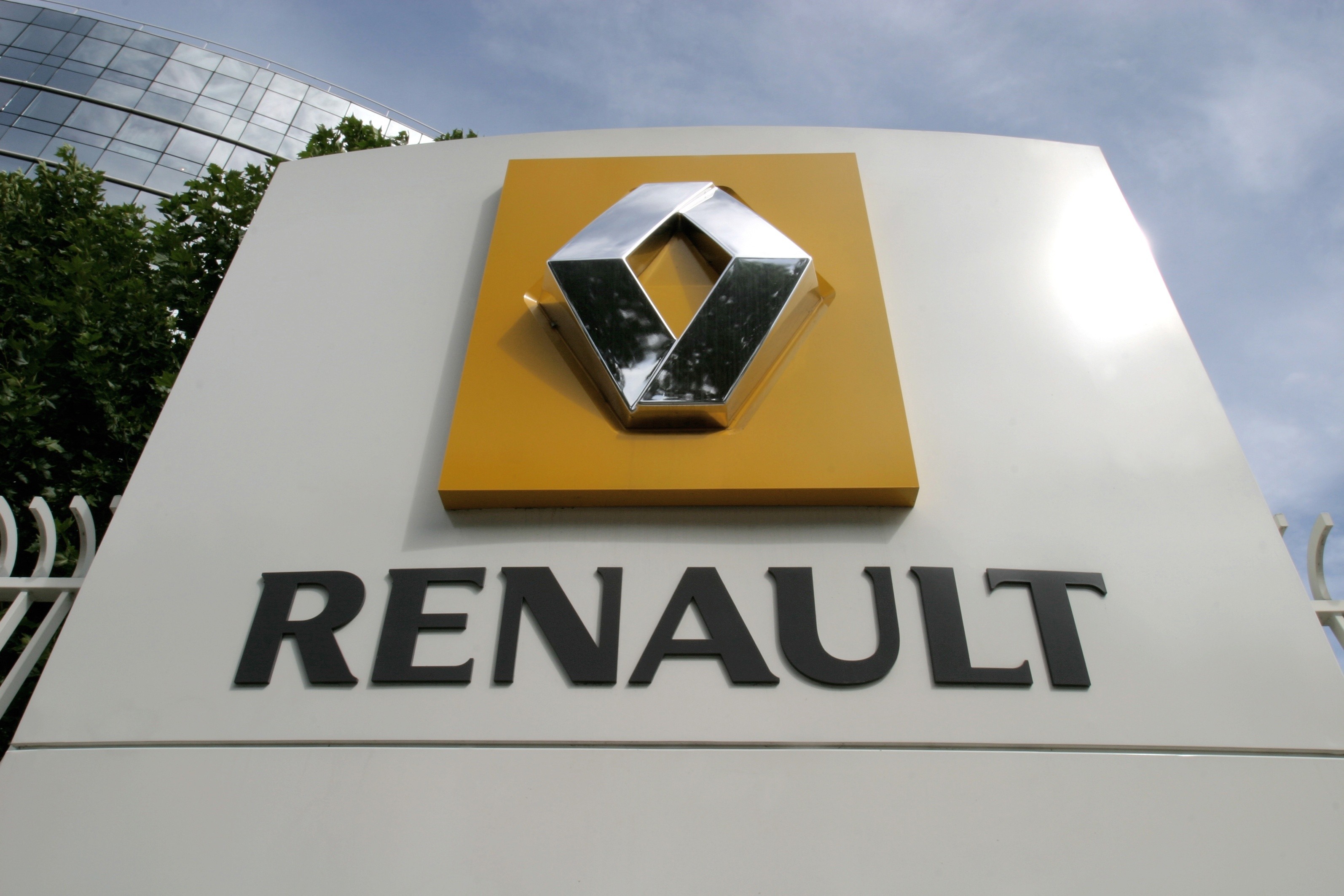 Trei vesti proaste pentru Renault, compania mama a Dacia: Ratingul scade la junk, cererea se prabuseste, compania suspenda investitii