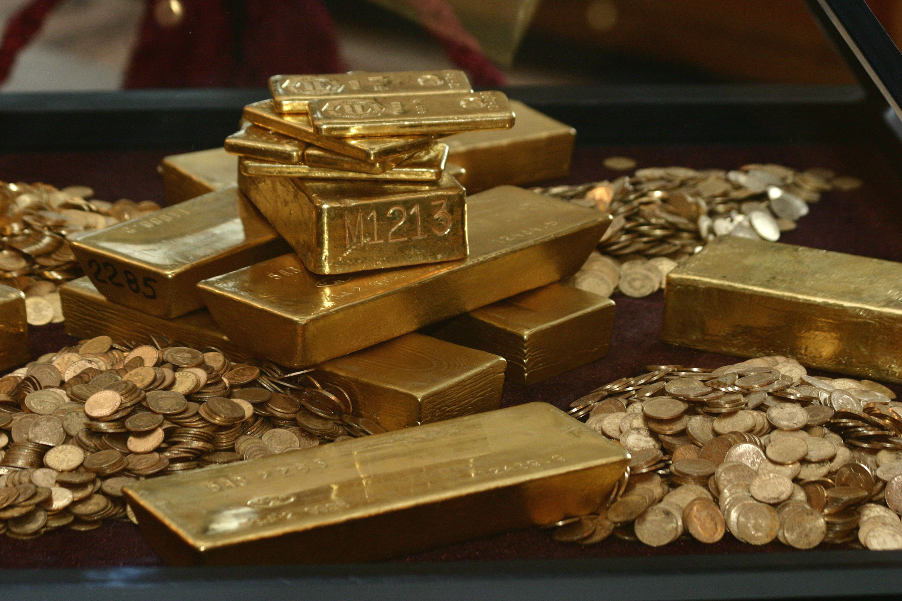 Aurul si dolarul ating noi maxime la Bucuresti.Cresc iar ratele la creditele in franci elvetieni