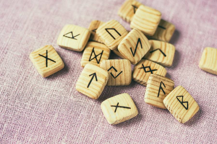 Horoscop rune Mihai Voropchievici octombrie – decembrie 2025: WUNJO aduce echilibru, dar finalul de an cere prudenta